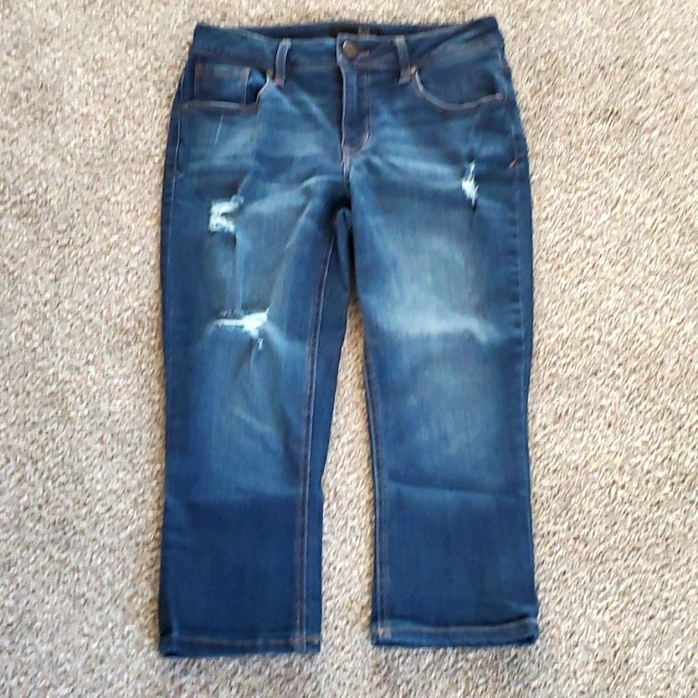 1822 denim capris jeans. Size 6. Distressed. Good used condition and qua…